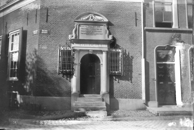 52694 Gezicht op de hoofdingang van de Vrijwoningen van de Fundatie van Maria van Pallaes (Nieuwegracht 205) te Utrecht ...